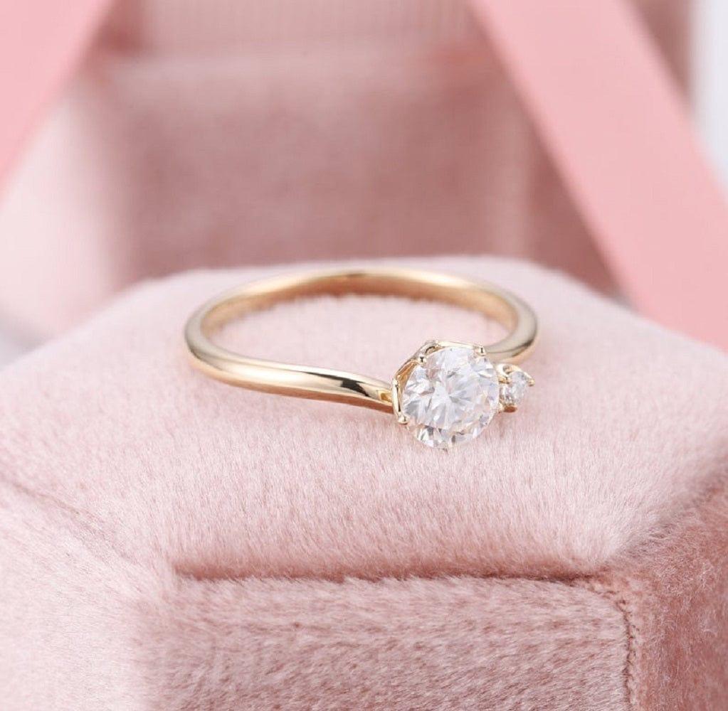 21 Simple Engagement Rings For Girls Who Love Classic | Vintage engagement  rings unique, Round engagement rings, Round diamond engagement rings